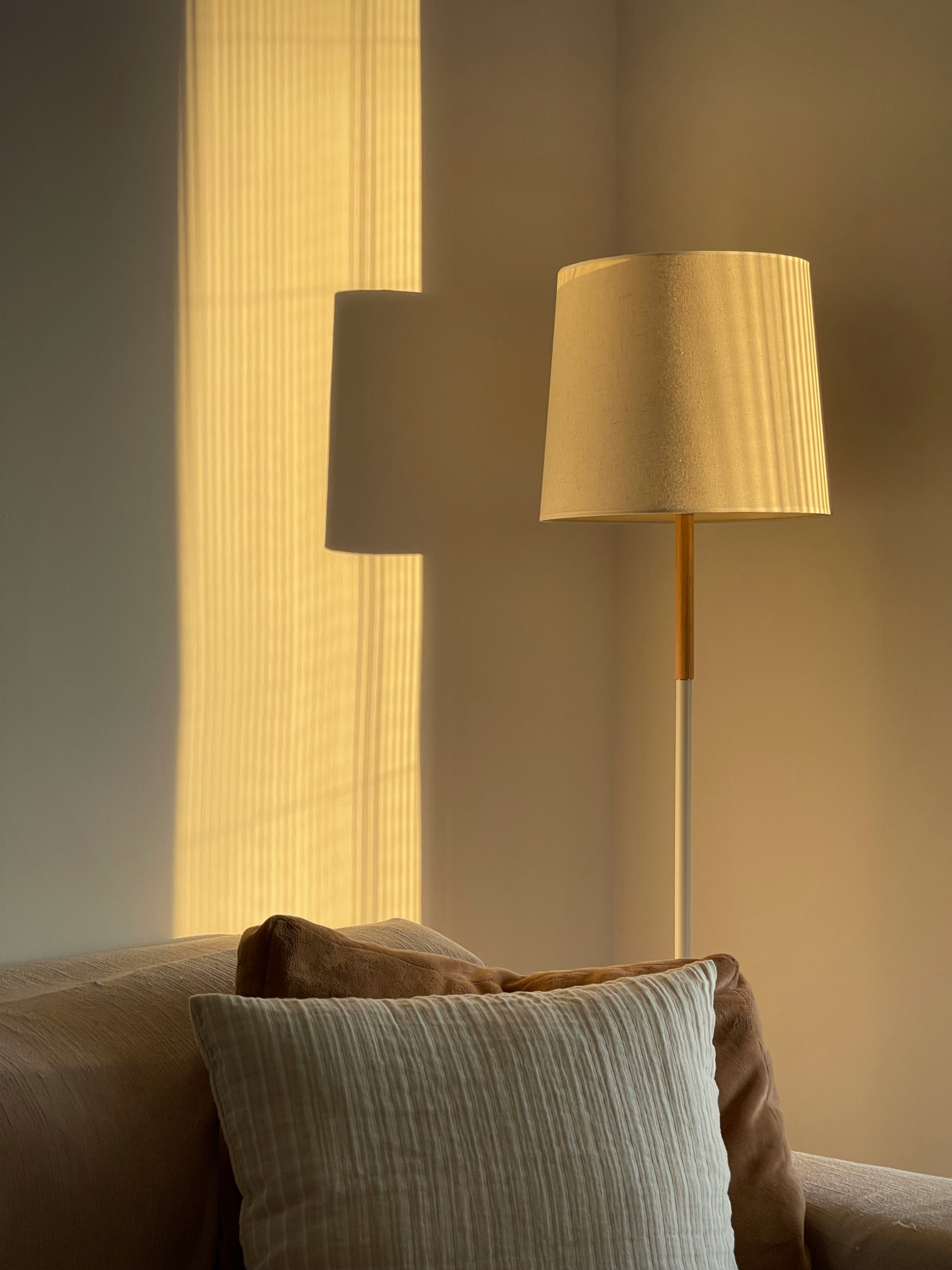 Coin salon éclairé par une lampe sur pied