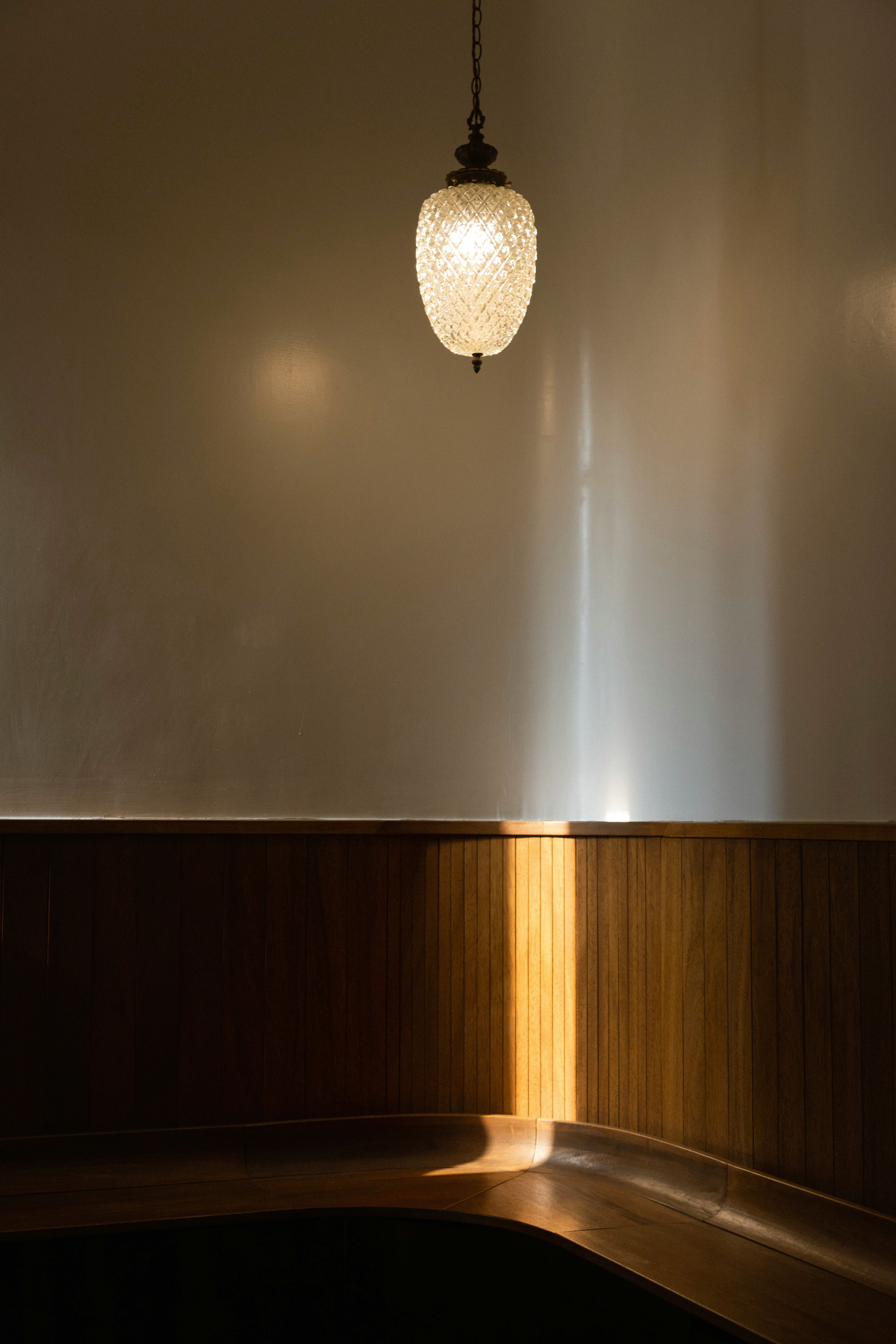 Lanterne en verre taillé au-dessus d'une banquette en bois