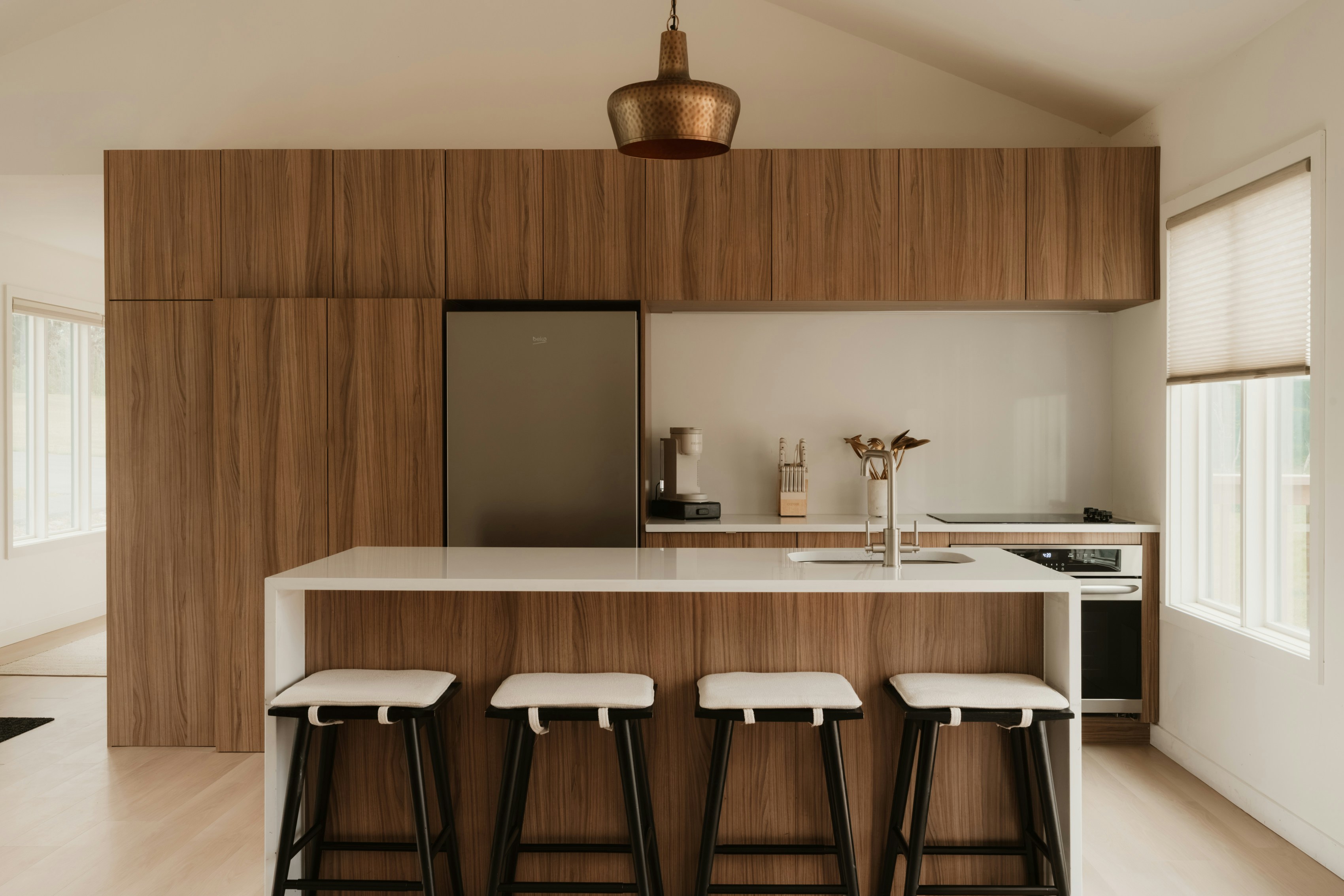 Cuisine en noyer avec suspension en laiton