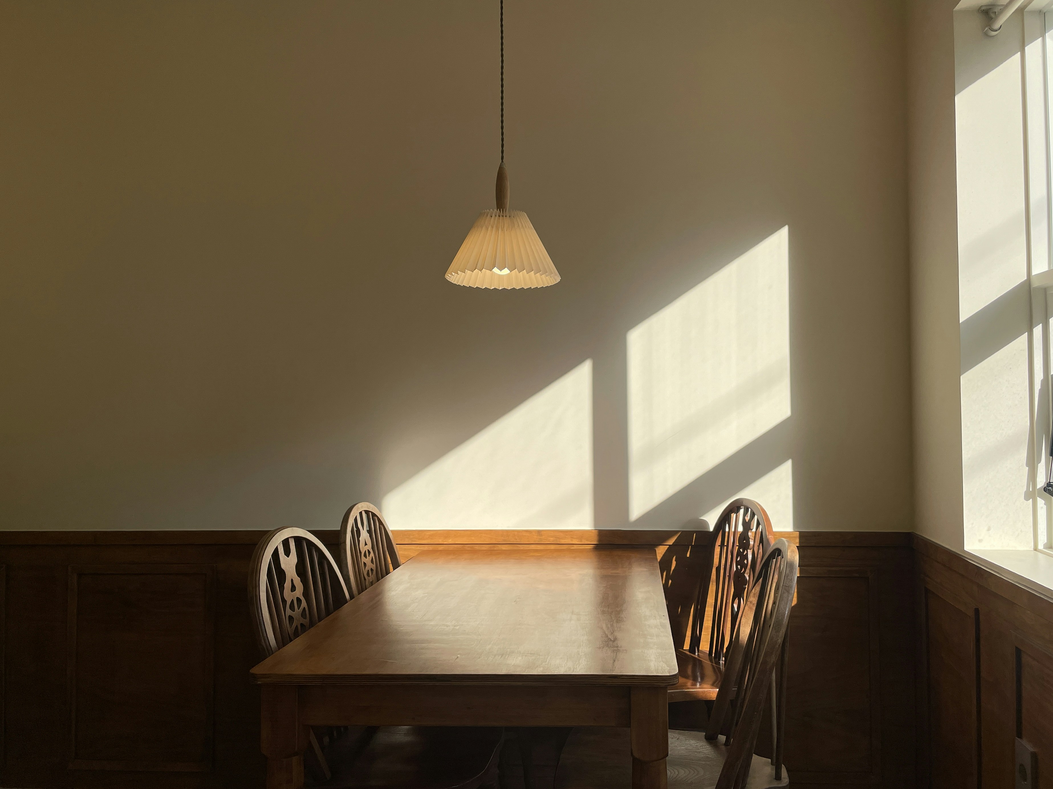 Plafonnier en rotin diffusant sur le plafond